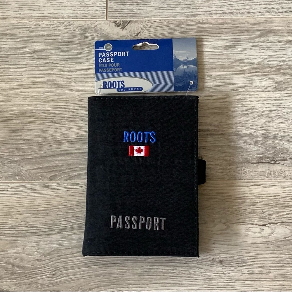 ❣️2/$35❣️ Roots Passport Case